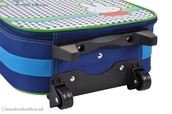 De koffer volgt je op de voet door de wielen.