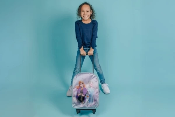 Paarse koffer met mintaccenten