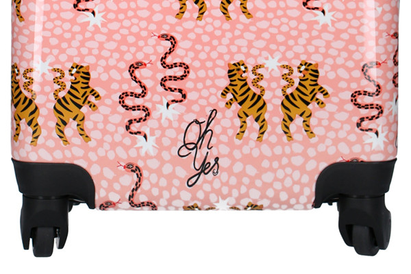 4 zwenkwieltjes onder de koffer.